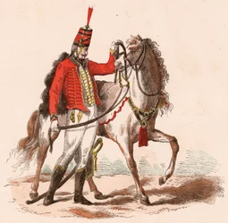 Un húsar francés en su uniforme junto a su caballo